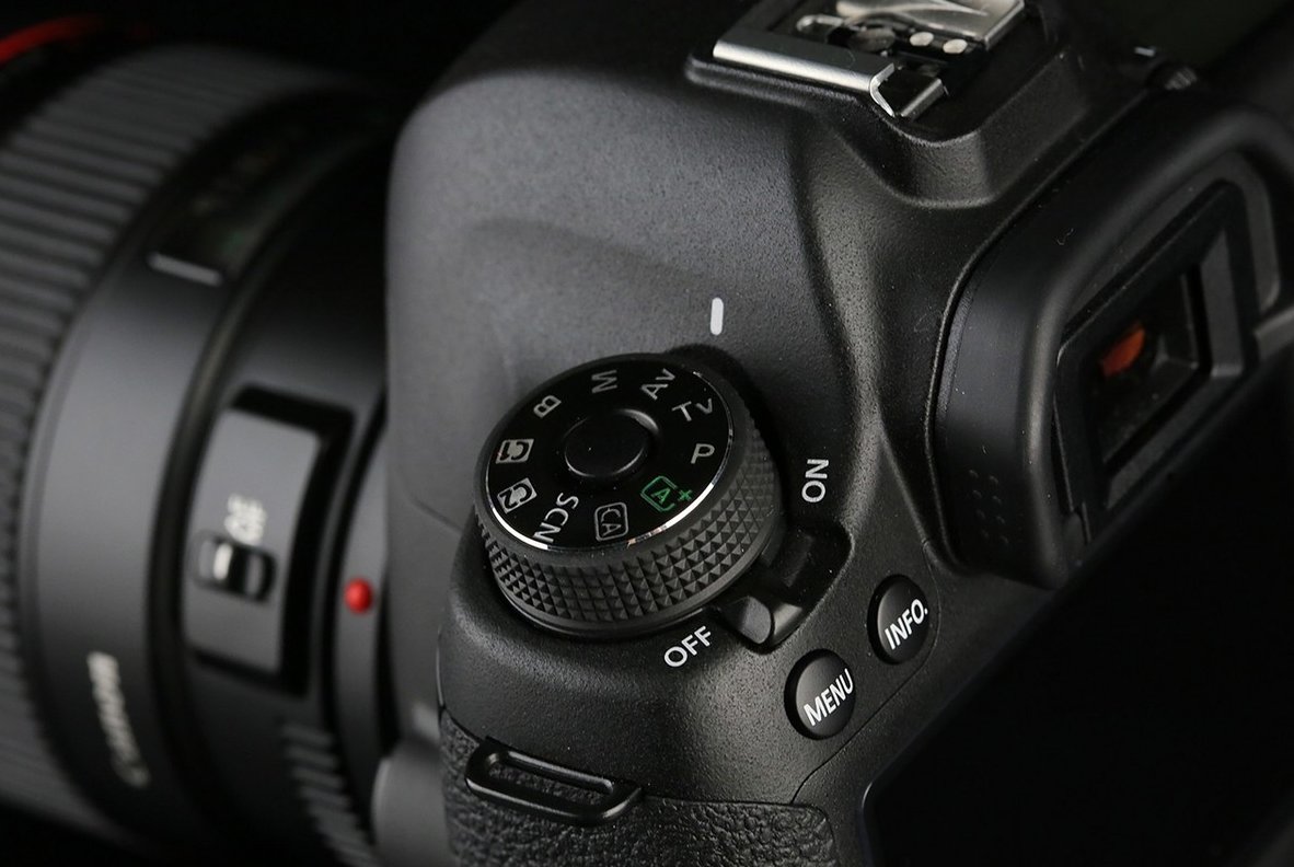 佳能eos6d和4000d有什么区别,佳能全画幅入门单反eos6d