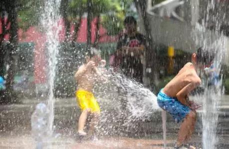 小孩夏天喷泉玩水,喷泉危险不要让孩子玩儿