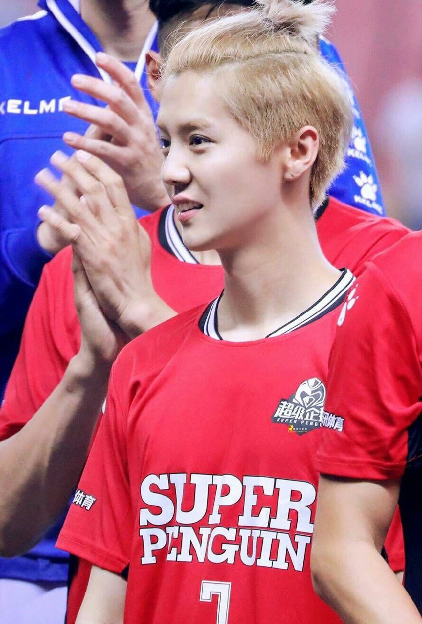 关晓彤鹿晗运动,鹿晗和关晓彤的踢球照片