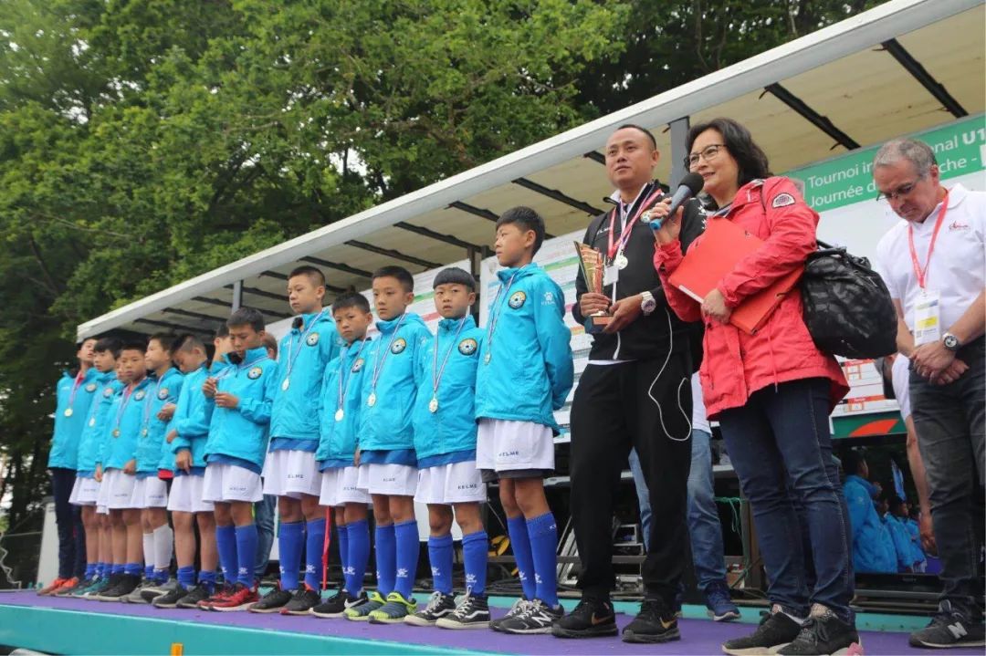 国外唱中国国歌激动到流泪,异国他乡唱国歌催泪视频