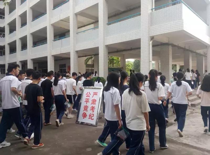 高考汕头几个考场,高考第一天学校门口人山人海