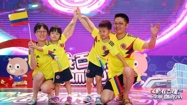 世界杯开幕人群组成球员踢球,百度世界杯活动