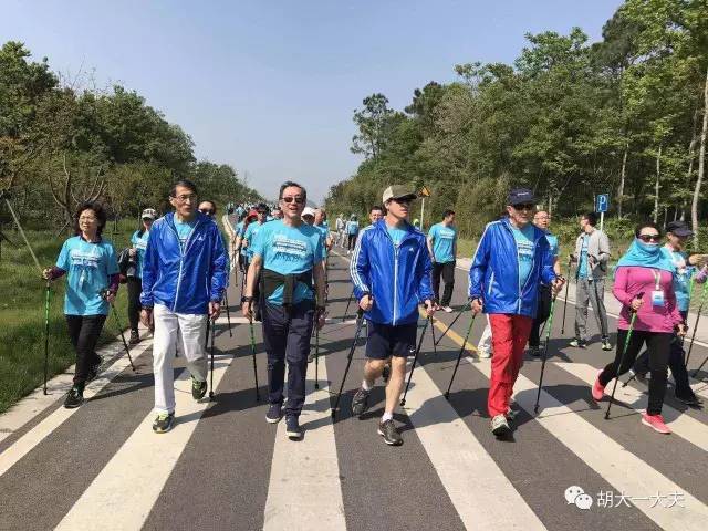 健康行走日,健康人每天走10公里伤膝盖吗