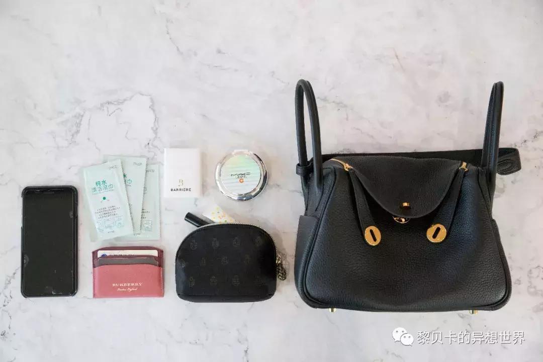 她们买了不少包，但天天背的还是这几个