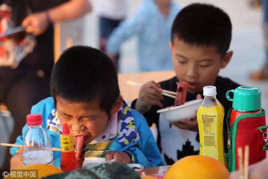 网上卖的火山石烤肠是什么肉做的,街边两块钱的烤肠里到底是什么肉