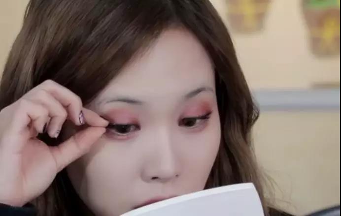 眼睛小睫毛短？学会这几招立马让眼睛放大两倍，堪称诈骗级化妆术