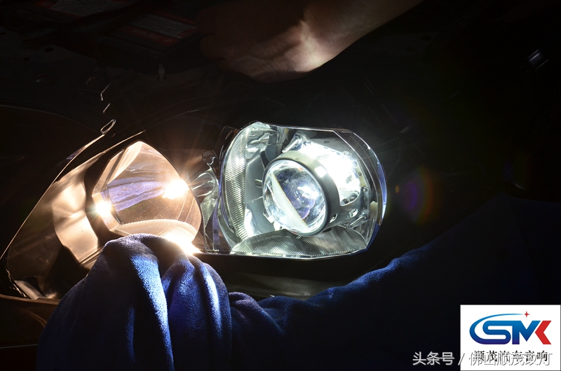 卡罗拉车主换了LED灯，对着墙看很开心，结果到了晚上就哭了