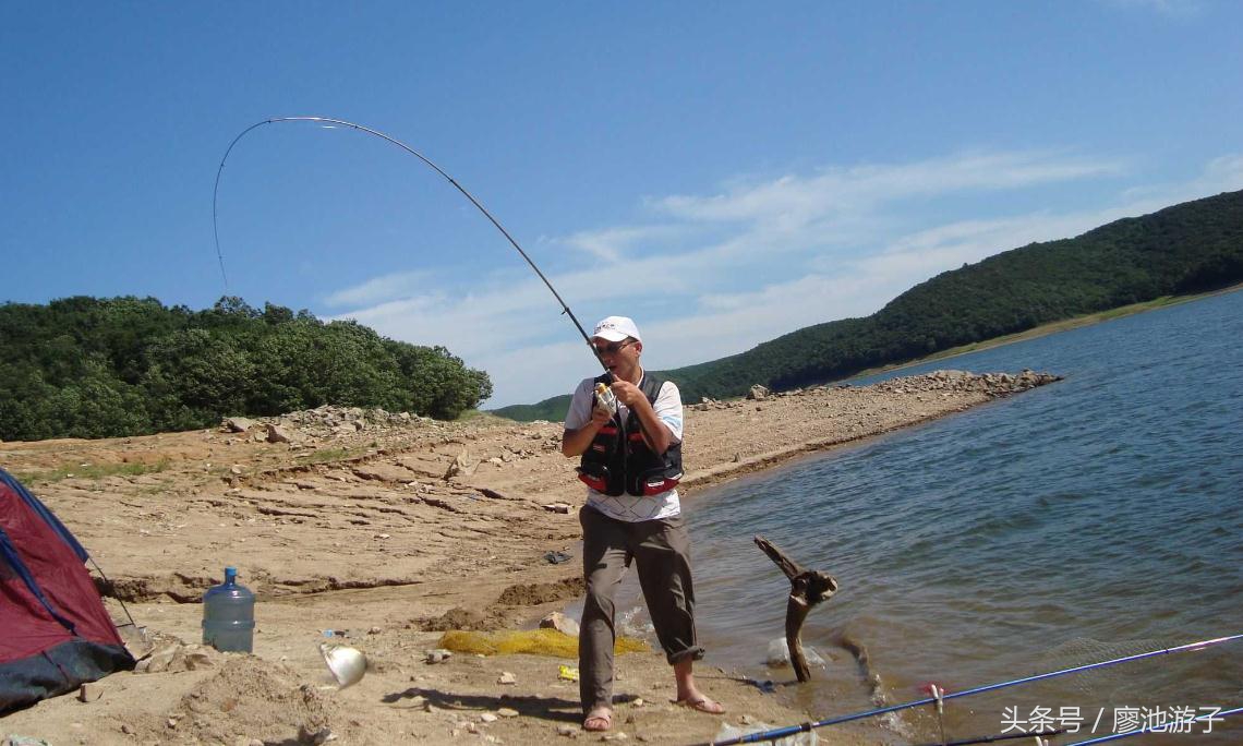 抛竿的正确钓法教程视频,海竿抛竿的正确甩法如何钓鲢鱼
