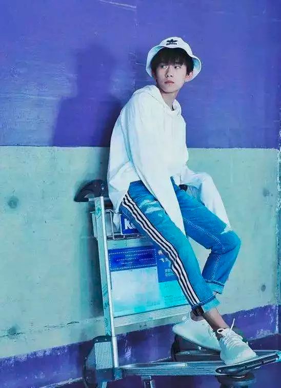 倪妮易烊千玺同框,又懒又想拍照