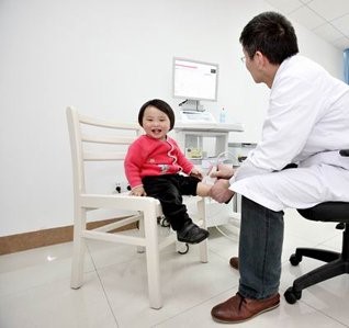 天哪~孩子为何长满尖牙？