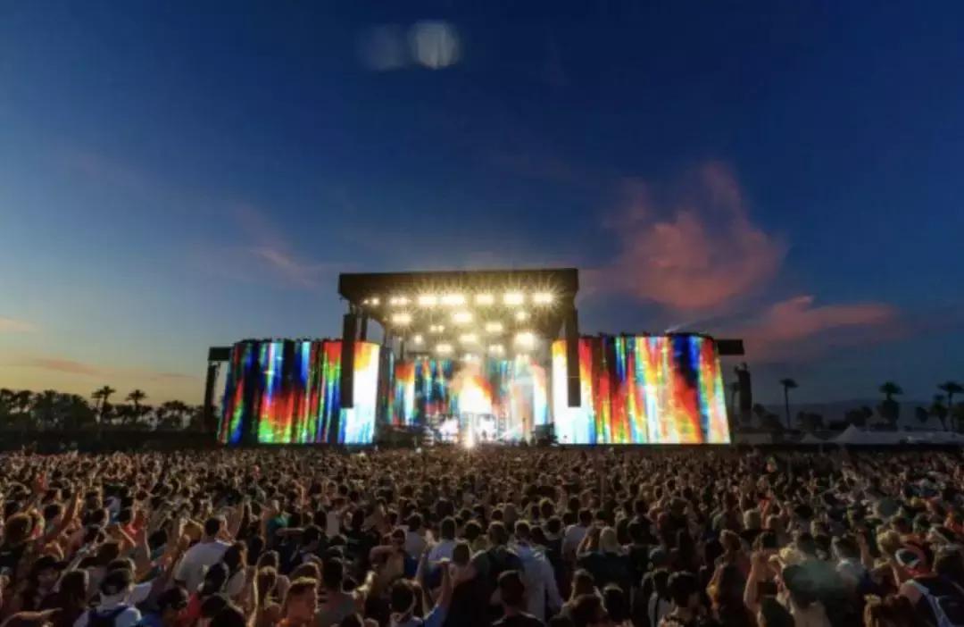 女生参加音乐节，突然感觉双腿间热热的，一回头顿时觉得恶心至极