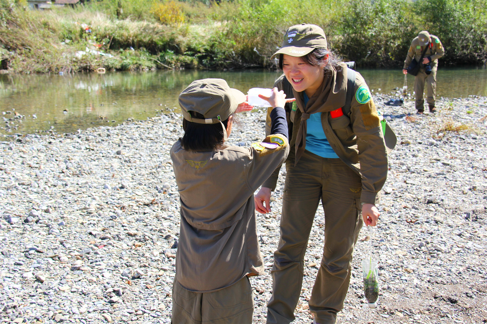 别让你的孩子玩手机了,不要让你的孩子带着伤疤长大