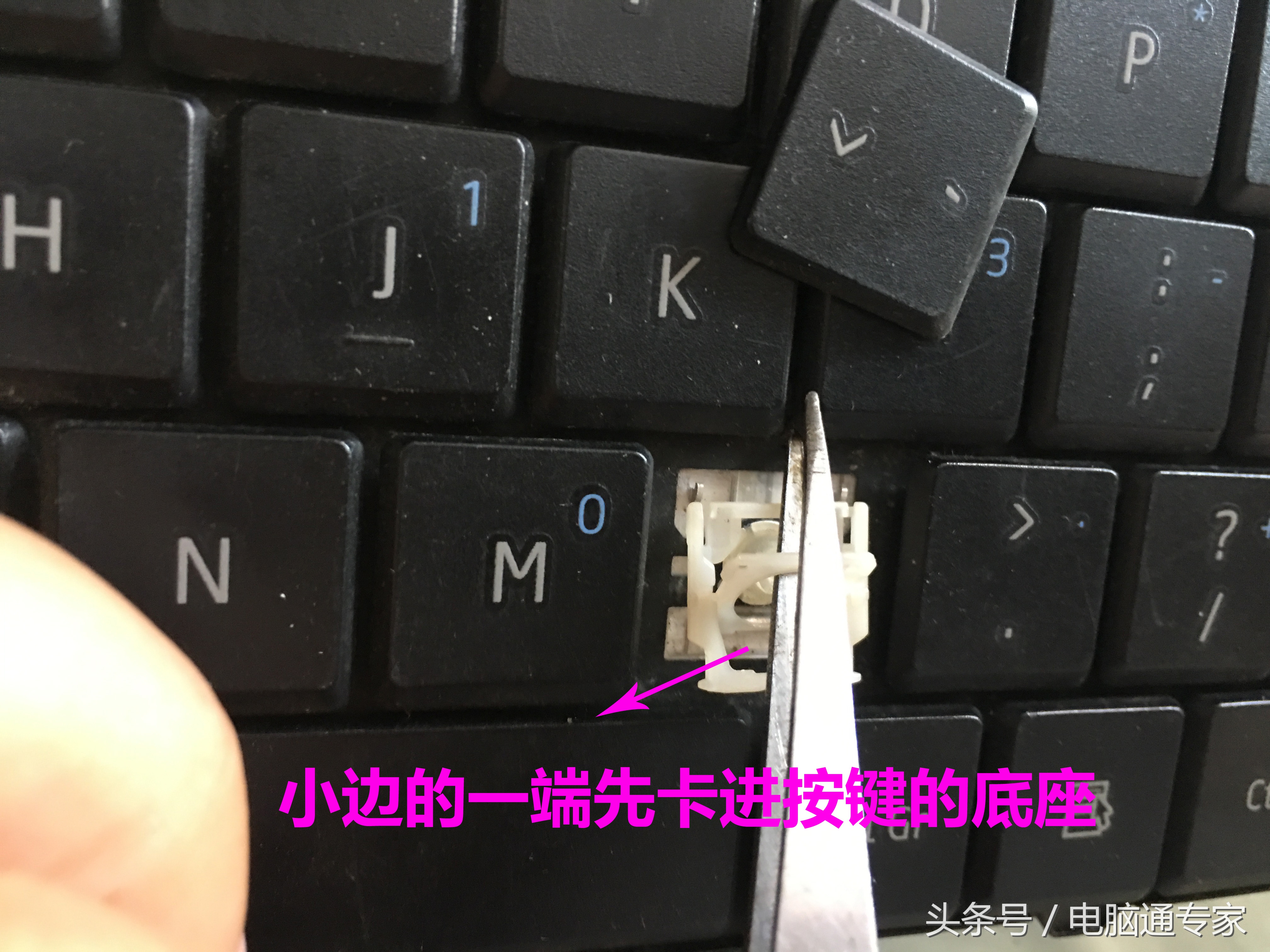 笔记本键盘按键被抠出怎么安装,笔记本键盘不小心抠出来了