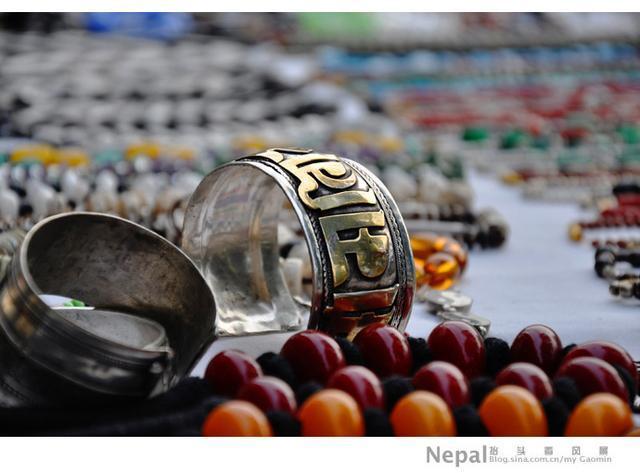 被中国游客“爆买”政府的尼泊尔，小店促销标语全是中文！