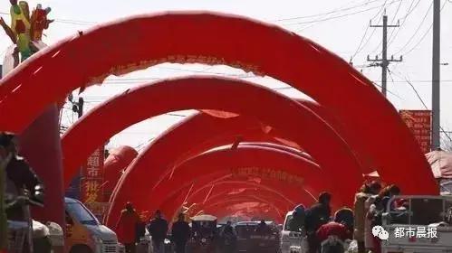 结个婚大摆宴席,100个拱门结婚现场