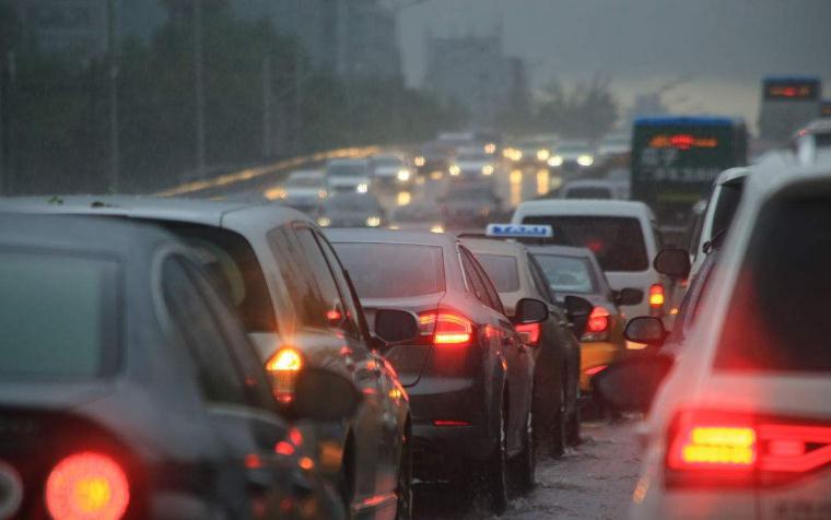 交通堵车现象严重吗怎么解决,堵车都是因为红绿灯的原因