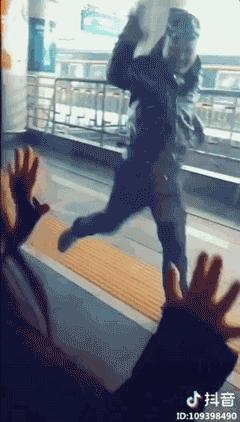 抖音：参与100%送英语绘本，更有机会赢取C罗专属足球