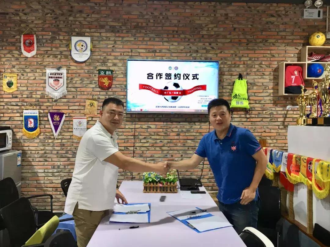 签约仪式足球,青训签约仪式