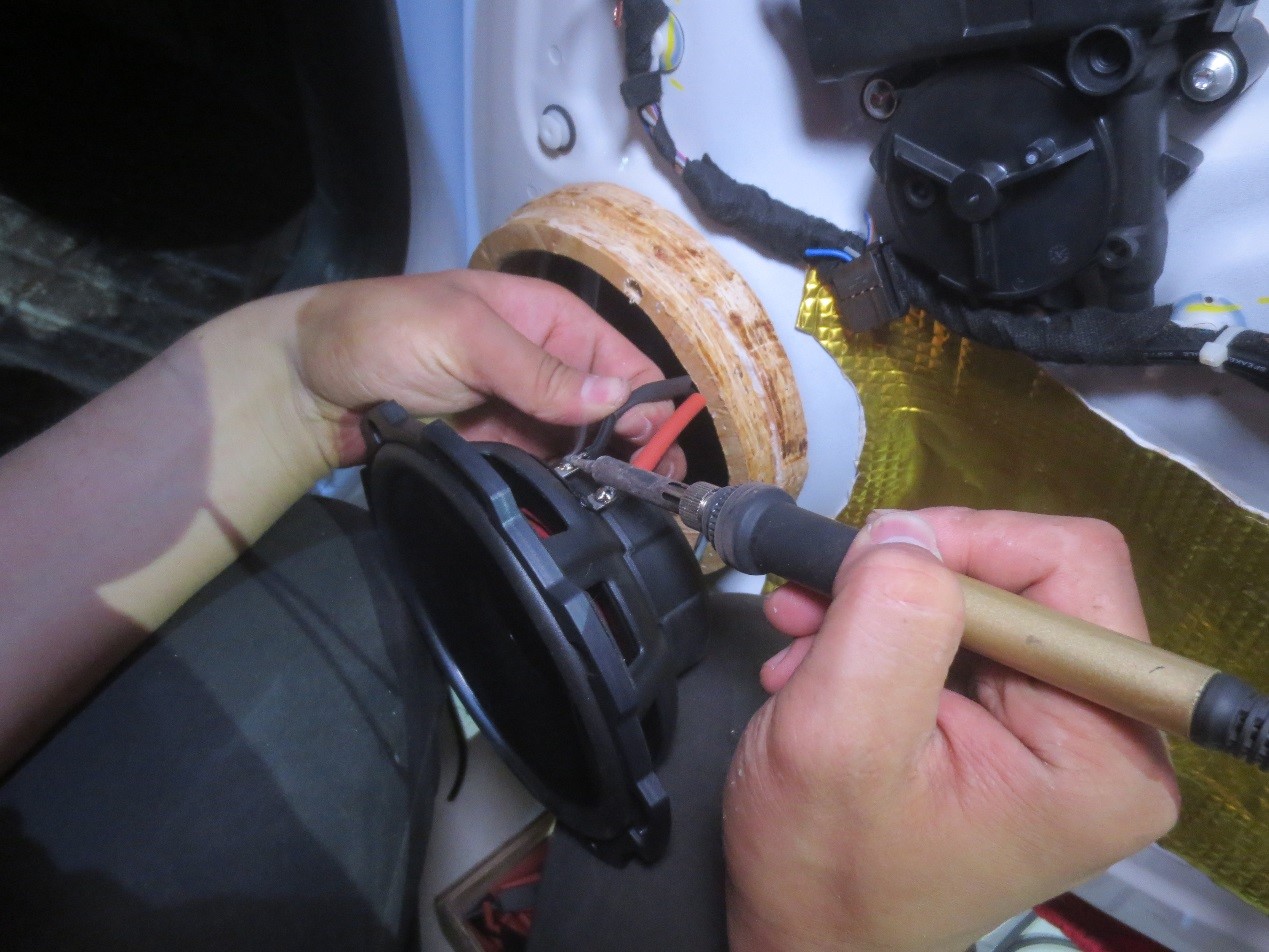 大众朗逸音响怎么只有一边有声音,大众朗逸音响突然不响了怎么回事