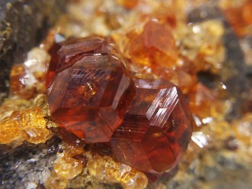 这石头有水果名字，有人称它为女性之石或一月出生者的守护石