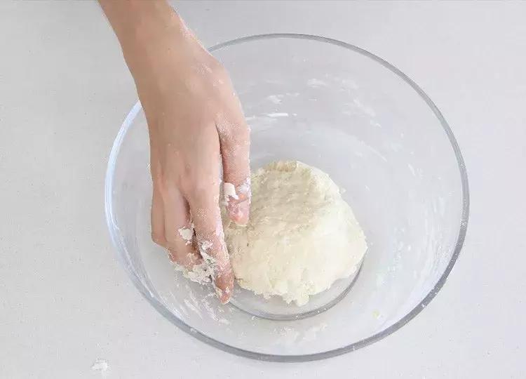 层层酥脆奶香浓郁太好吃了,榴莲酥有层次的酥皮