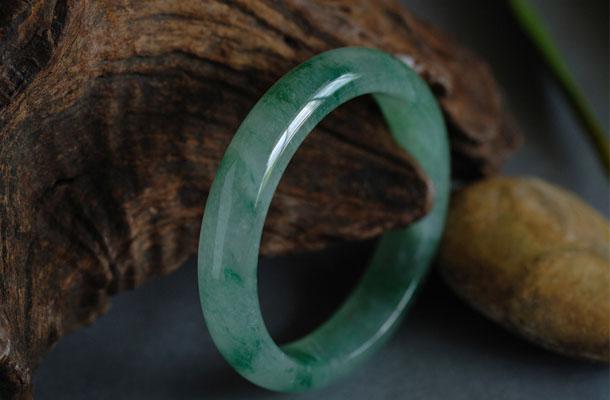 白玉光手镯怎么选,日月昌珠宝图片