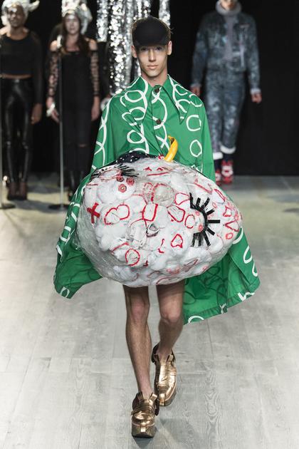 让男模怀孕!成人纸尿裤成时尚……伦敦男装周真是又污又嗨