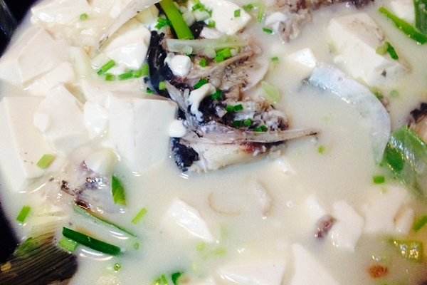 鱼头炖豆腐汤正宗做法,鱼头炖豆腐汤最正宗的做法红烧