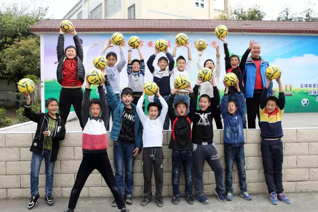 缁甸槼灏忔湅鍙嬪弬鍔犱笘鐣屾澂,缁甸槼灏忓婕斿嚭