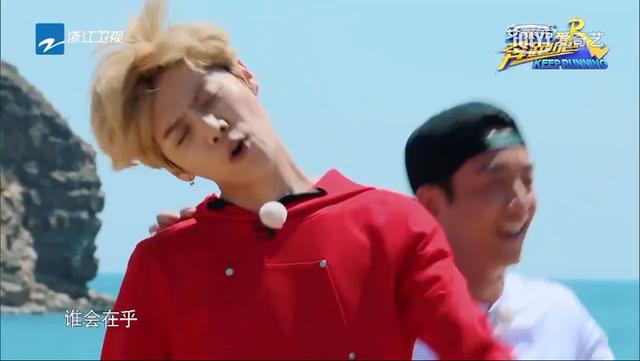 鹿晗雪地足球赛,鹿晗踢足球重返17岁