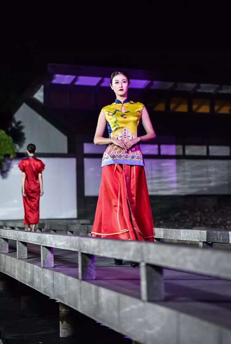 送苏州女人一件苏式旗袍就行了,如果不行就两件……