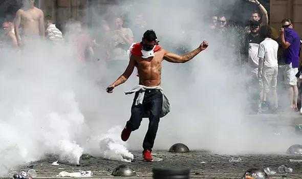 俄罗斯足球流氓打架斗殴,俄罗斯暴打英国足球流氓