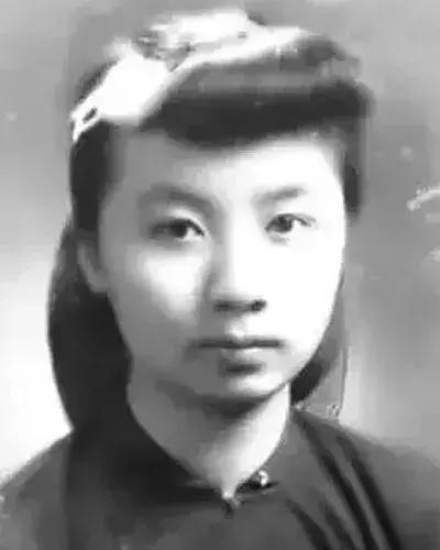 94岁裸捐1857万，她是中国最后一个穿裙子的先生，却从未上热搜，少人问津……