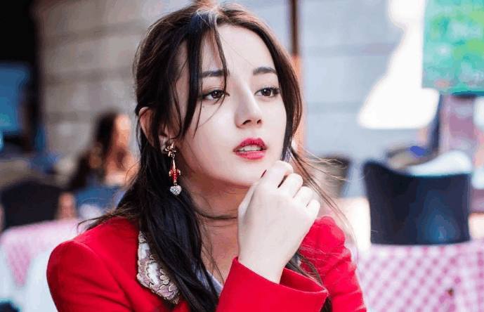 迪丽热巴刷脸刷到俄罗斯，新剧撞档世界杯！粉丝陷入两难