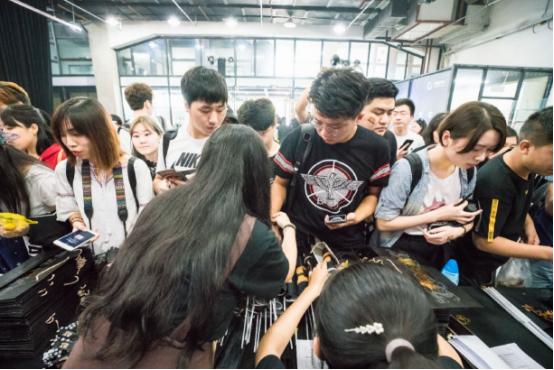 rng夺冠粉丝泪目,rng夺冠中国粉丝庆祝震撼场面