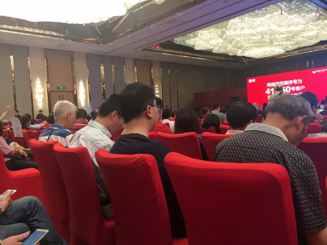 河西开盘：现场踢足球，弄错号码喊来警察，还有盘首付降至三成……