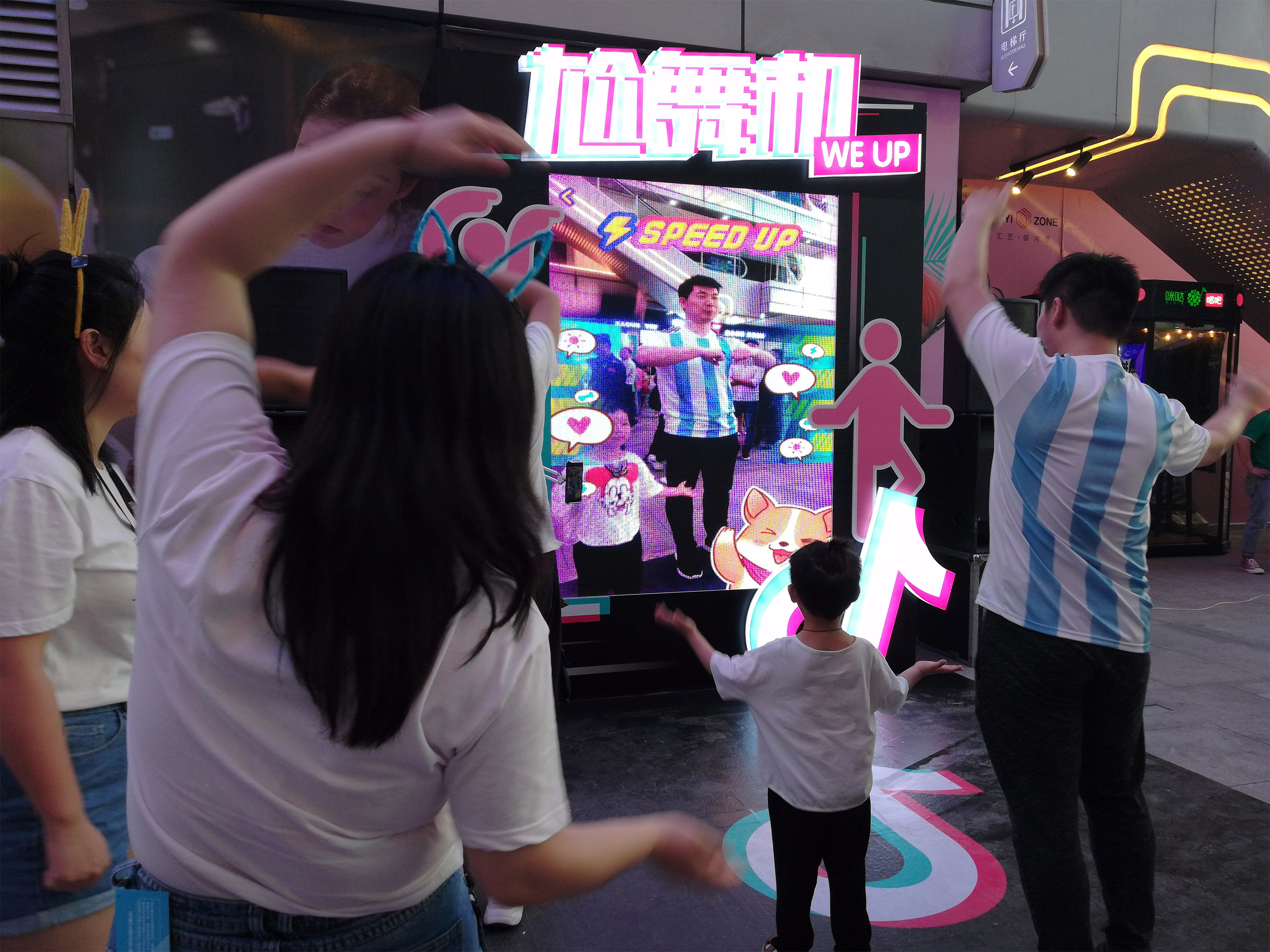 郑州汇艺银河里天幕图片,汇艺银河里天幕现在开了吗