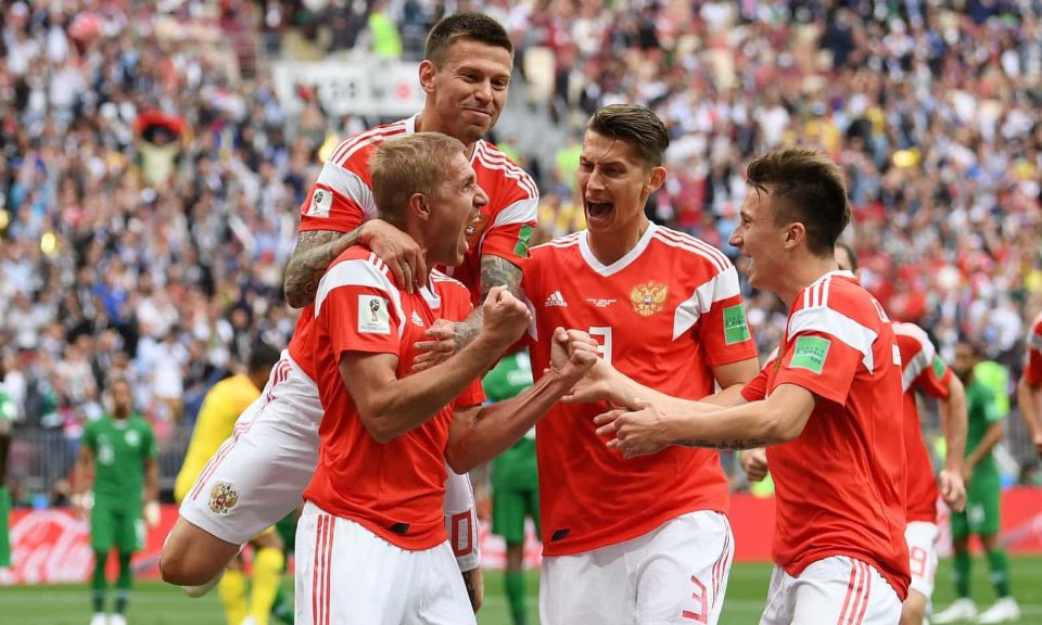 世界杯怎能没有球王！马拉多纳对贝利做的这一幕，让人暖心！