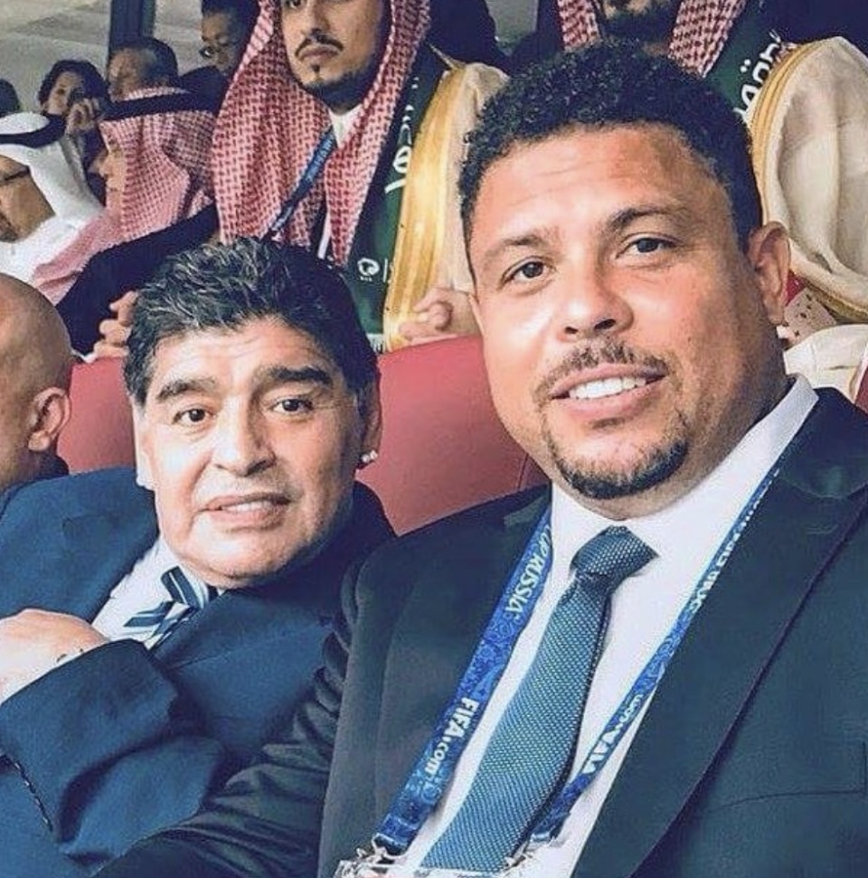 世界杯怎能没有球王！马拉多纳对贝利做的这一幕，让人暖心！