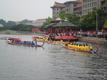 端午节时南方讲究举行龙舟竞渡,南方端午节和北方端午节赛龙舟