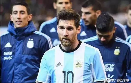 世界杯上现代和大众分别赞助两支球队，全都是广告