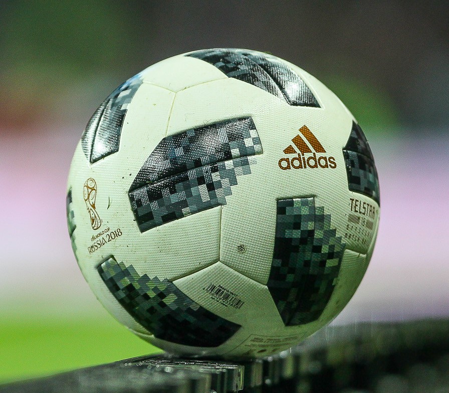 足球越硬踢得越远吗,足球越圆越光滑越好踢