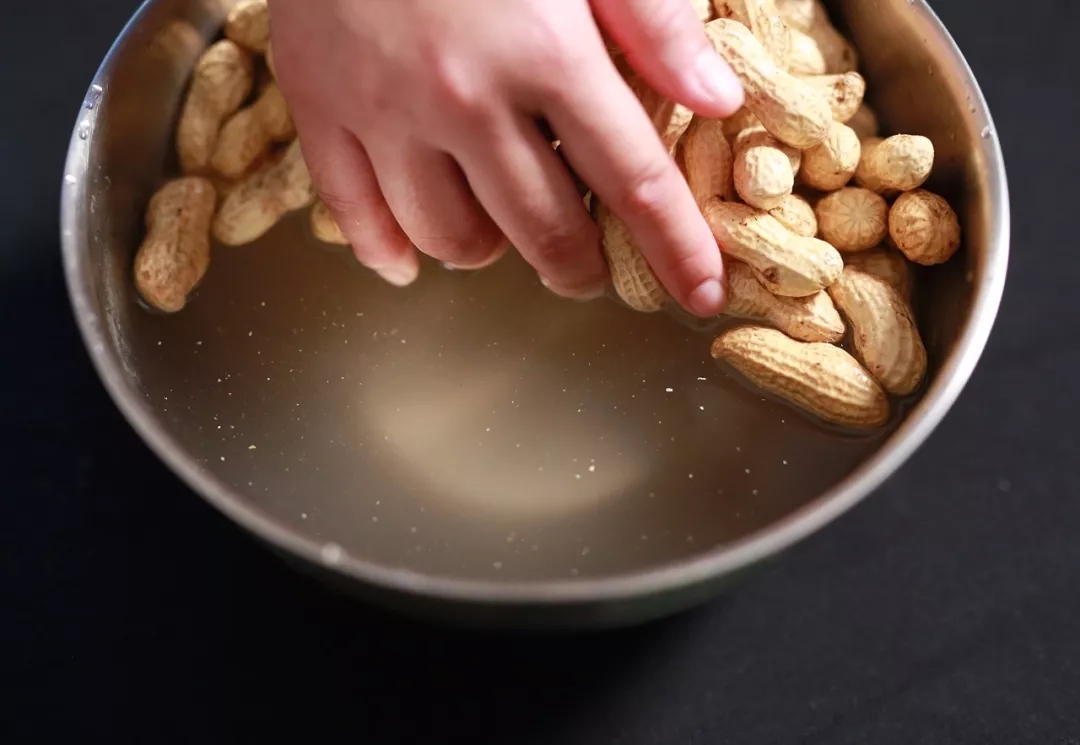 话梅花生里的话梅,花生和巧克力的碰撞