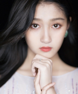 关晓彤踢足球的时候穿白裙,关晓彤踢足球比赛