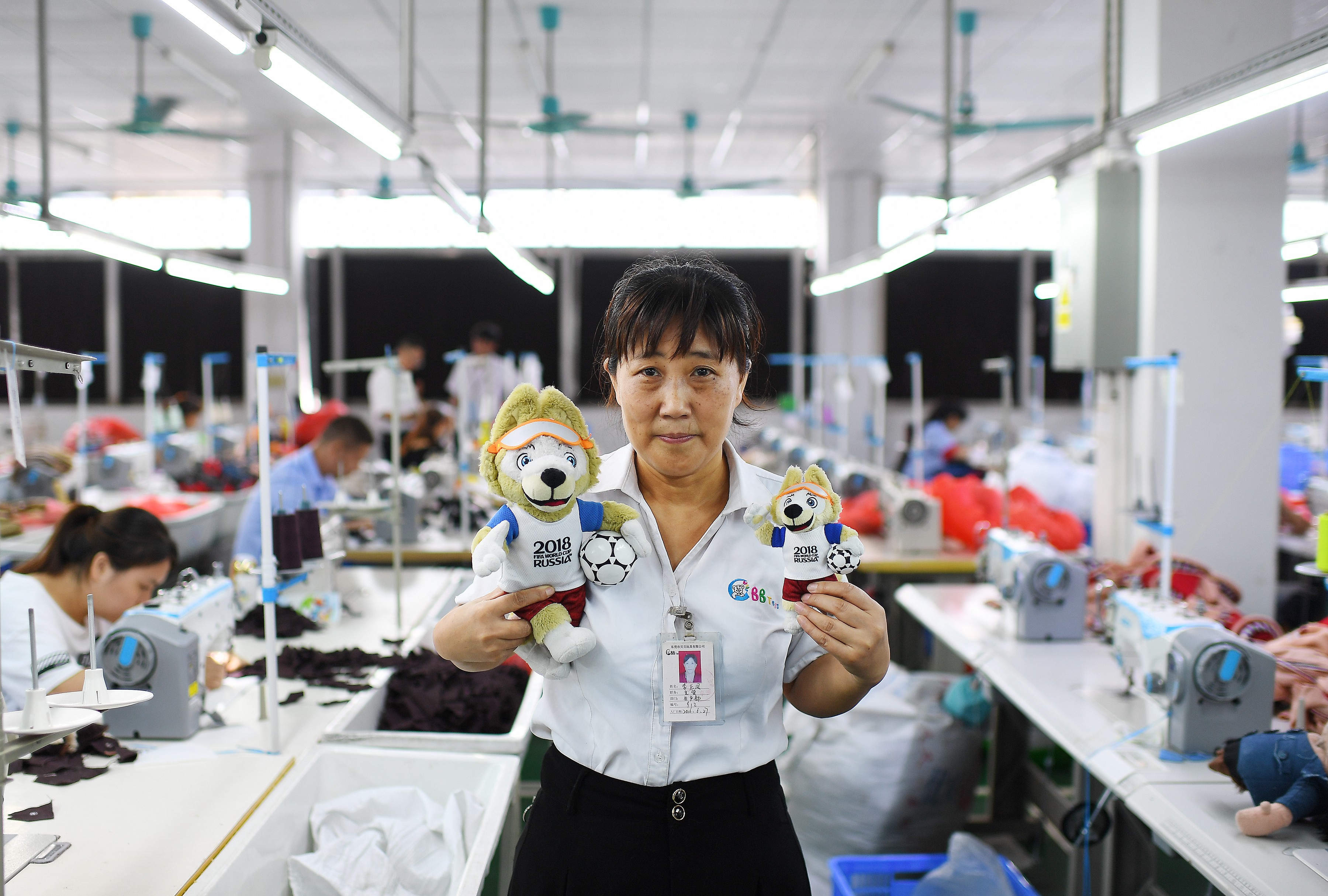 鹿晗红色裤子男,鹿晗为什么穿红色的衣服