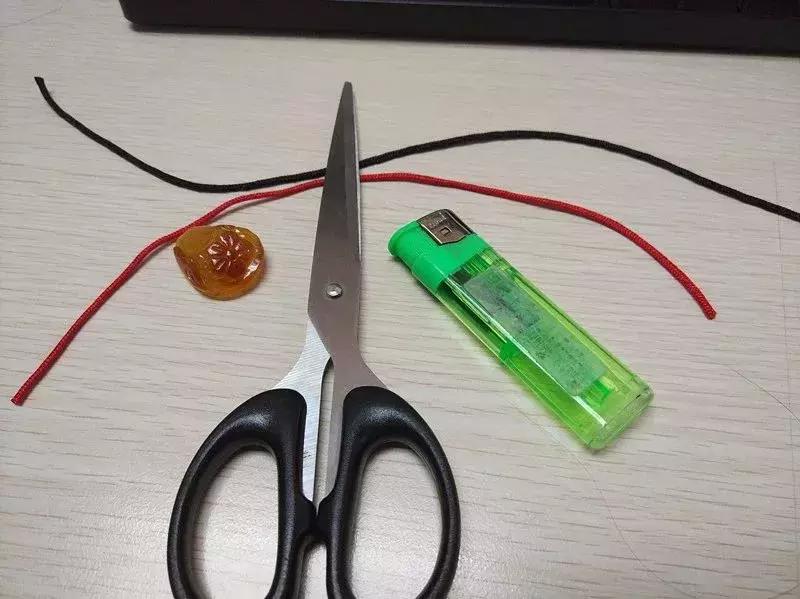 吊坠扣头绳子绑法,有金扣头的吊坠如何绑绳子