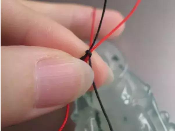 吊坠扣头绳子绑法,有金扣头的吊坠如何绑绳子