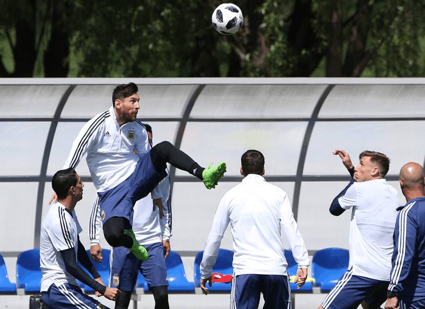 c罗庆祝梅西失点,c罗尴尬庆祝