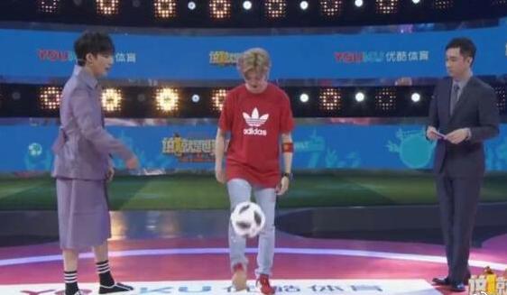 鹿晗红色裤子男,鹿晗为什么穿红色的衣服