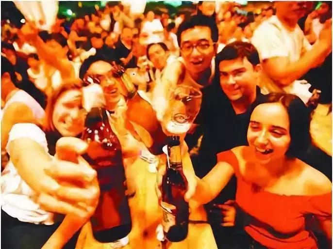 哈个啤酒玩个球！未来30天，青岛这个地方将燃炸你的胖友圈~